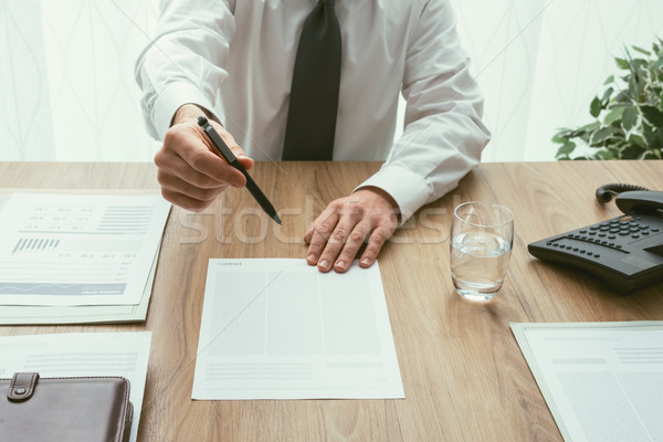 Foto stock: Reunião · de · negócios · escritório · empresário · contrato · caneta