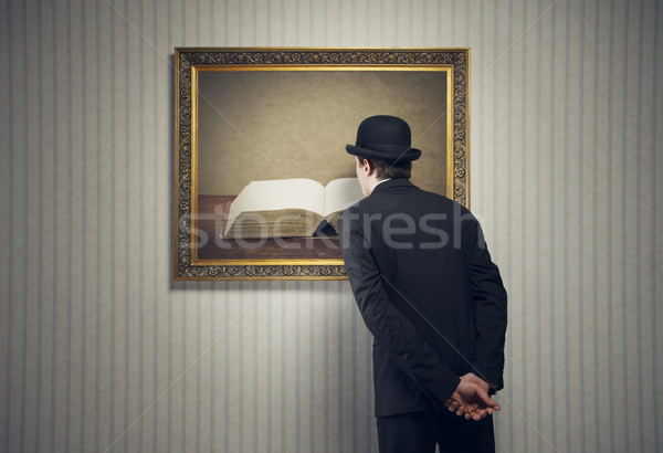 Onderwijs elegante man naar boek zakenman Stockfoto © stokkete