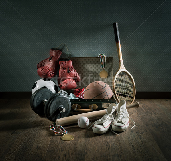 Nastolatek sprzęt sportowy sportu wyposażenie vintage walizkę Zdjęcia stock © stokkete