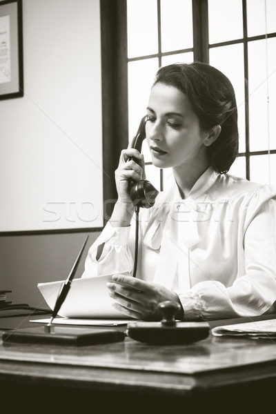 Vonzó klasszikus titkárnő telefon dolgozik asztal Stock fotó © stokkete