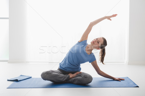 Jóga edzés nő gyakorol meditáció otthon Stock fotó © stokkete