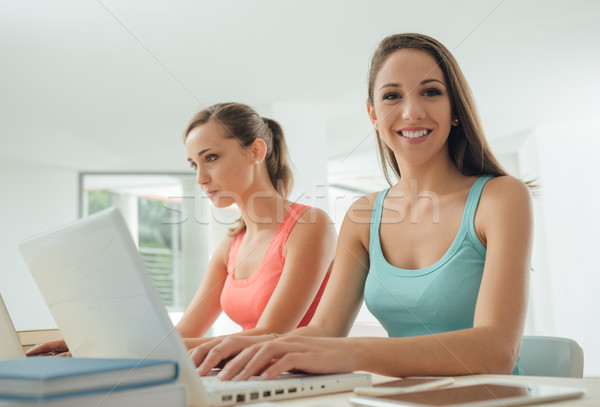 Destul de fete studiu împreună tineri acasă Imagine de stoc © stokkete