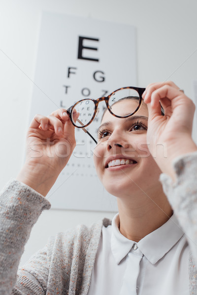 Szczęśliwy kobieta nowego okulary młoda kobieta oka Zdjęcia stock © stokkete