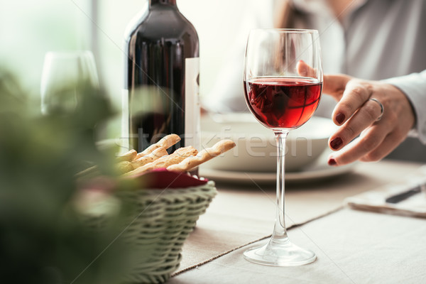 Fine dining wijnproeven vrouw lunch restaurant Stockfoto © stokkete