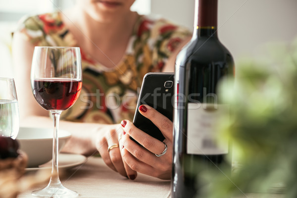 Vrouw wijn app restaurant lunch smartphone Stockfoto © stokkete