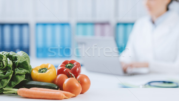 Nutrição dieta profissional nutricionista trabalhando escritório Foto stock © stokkete