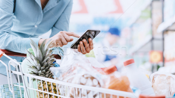 [[stock_photo]]: Shopping · mobiles · applications · femme · épicerie · supermarché