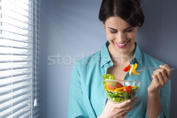 Pausa para el almuerzo mujer sonriente comer ensalada ventana mujer Foto stock © stokkete