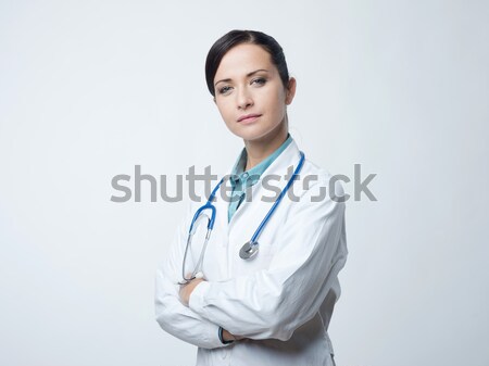 Női orvos laborköpeny mosolyog pózol sztetoszkóp Stock fotó © stokkete