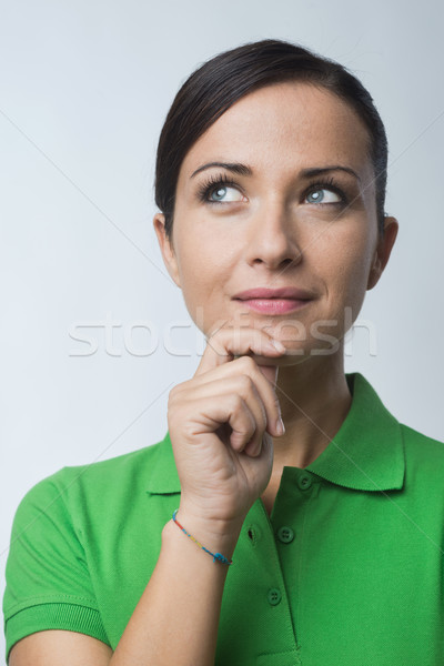 Glimlachende vrouw denken hand kin glimlachend aantrekkelijk Stockfoto © stokkete