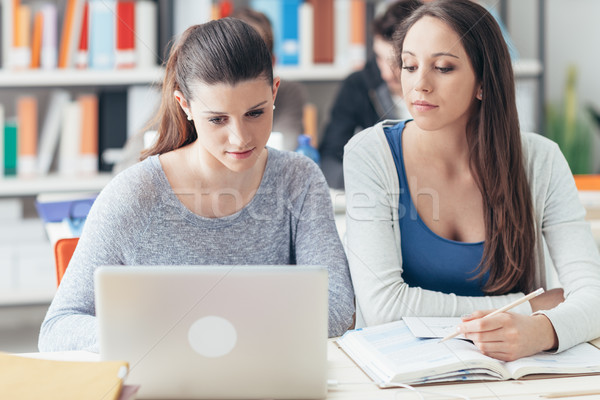 Tineri colegiu studenţi studiu împreună femeie Imagine de stoc © stokkete