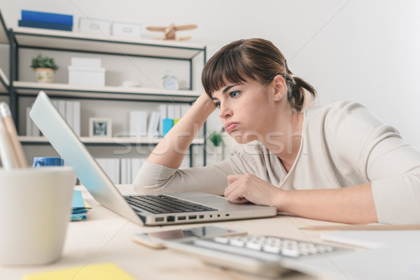 Foto stock: Desapontado · mulher · trabalhando · laptop · cansado · mesa · de · escritório