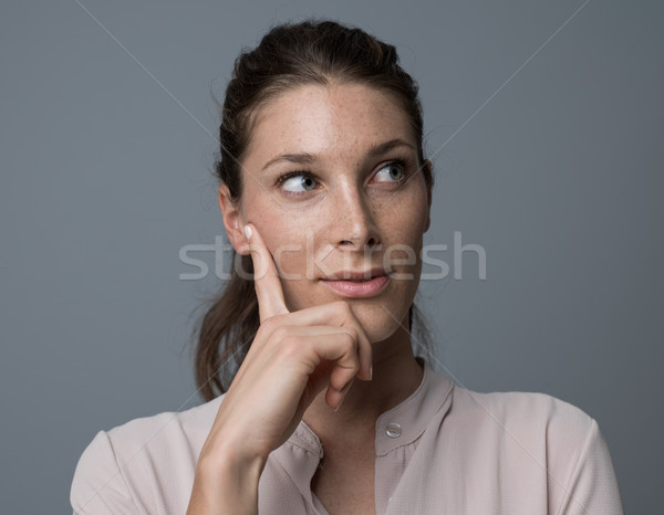 Mujer pensando mano barbilla planificación toma Foto stock © stokkete