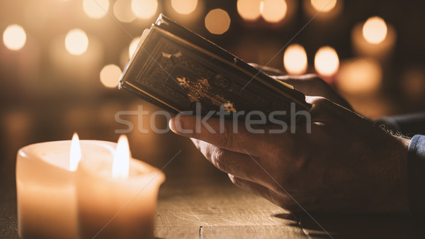 Człowiek czytania święty Biblii modląc kościoła Zdjęcia stock © stokkete
