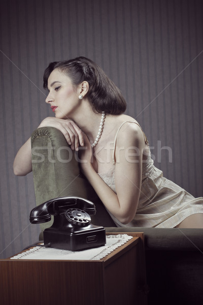 [[stock_photo]]: Tristesse · femme · attente · téléphone · portrait