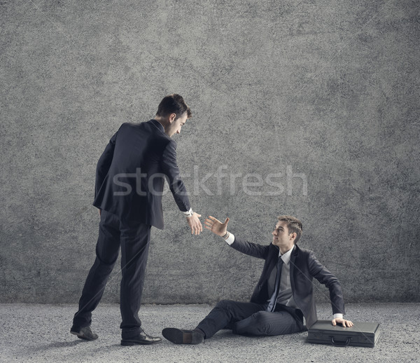 [[stock_photo]]: Coup · de · main · photo · aider · homme · d'affaires · besoin · aider