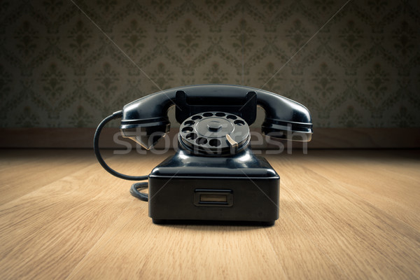 Preto 1950 telefone estilo piso de madeira Foto stock © stokkete