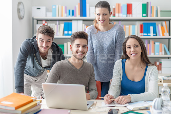 Studeren samen groep glimlachend college studenten Stockfoto © stokkete