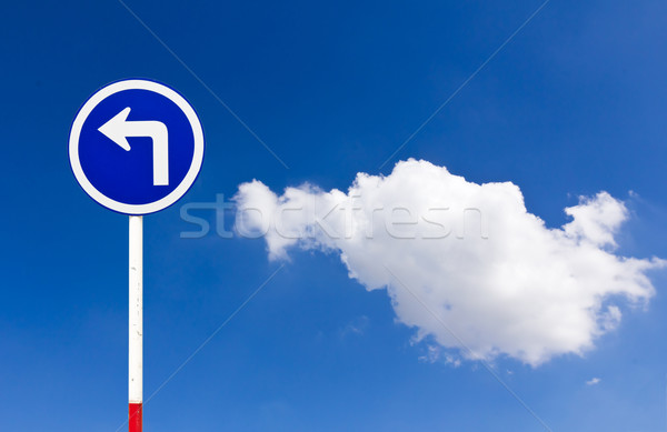 Rutier semn de trafic albastru cer semna călători Imagine de stoc © stoonn