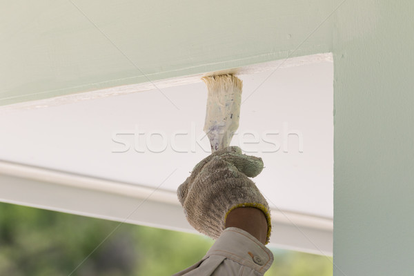 Mână pensulă pictura perete în aer liber casă Imagine de stoc © stoonn