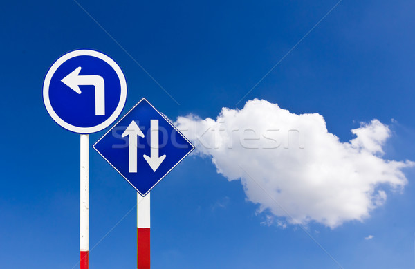 Rutier semn de trafic albastru cer semna călători Imagine de stoc © stoonn