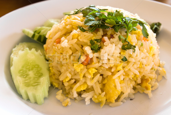 Közelkép thai étel sült rizs zöld tányér Stock fotó © stoonn