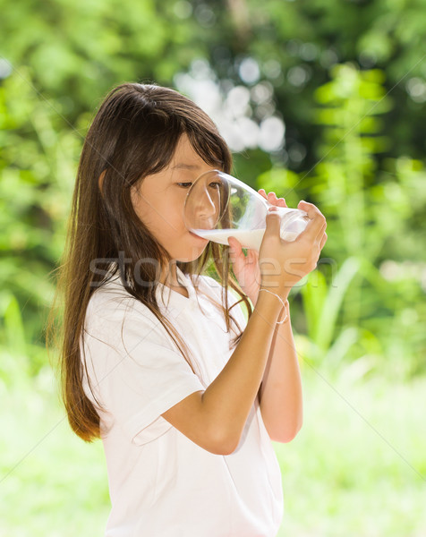 Сток-фото: девушки · питьевой · молоко · азиатских · парка · весны
