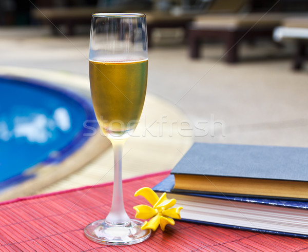 Wijnglazen zwembad boek ontspannen scène bloem Stockfoto © stoonn