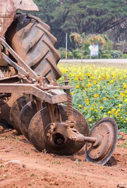 Tractor jardín de flores hierba cubierto campo flor Foto stock © stoonn