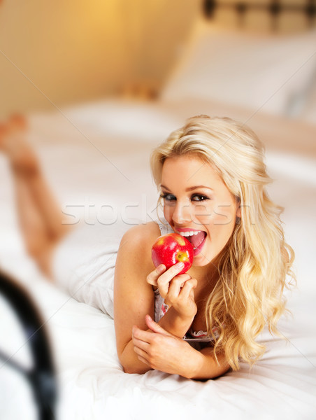 Foto stock: Maçã · belo · mulher · jovem · maçã · vermelha · cama