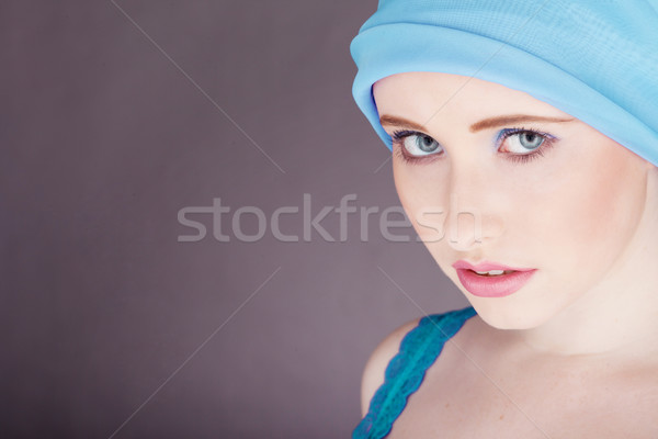 Foto stock: Mulher · azul · tecido · em · torno · de · cabeça · tiro