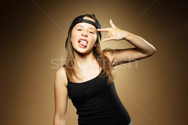 Jong meisje cap mouwloos funky pose zwarte Stockfoto © stryjek