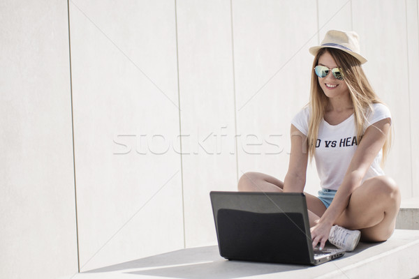 Elegancki młoda kobieta za pomocą laptopa ławce modny komputera Zdjęcia stock © stryjek