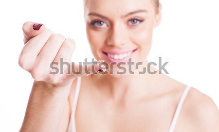 Femeie frumoasa lentile de contact echilibrat deget zâmbitor aparat foto Imagine de stoc © stryjek