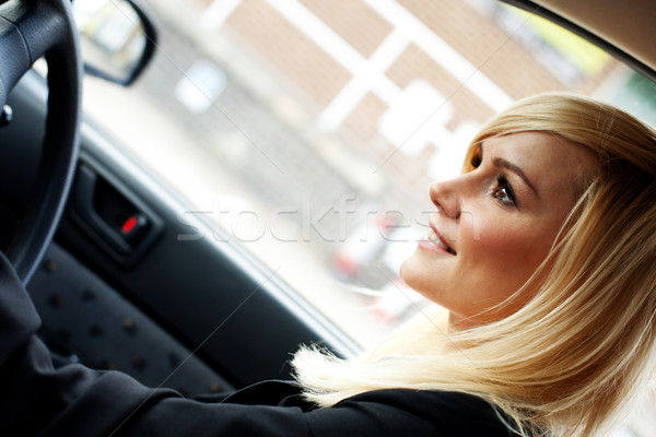Piękna kobieta interesu jazdy samochodu za Zdjęcia stock © stryjek