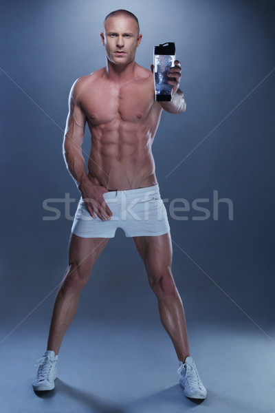 [[stock_photo]]: Torse · nu · athlétique · jeune · homme · une · bouteille · d'eau