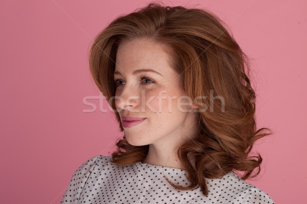 Távolság gyönyörű vörös hajú nő nő áll szög Stock fotó © stryjek