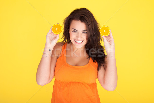 Aranyos nő szórakozás narancsok gyönyörű nő mosoly Stock fotó © stryjek