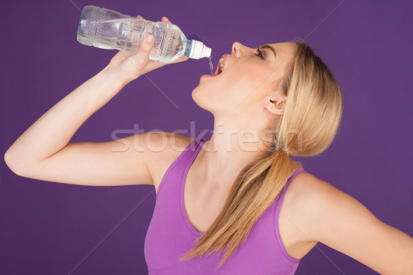 Mujer de la aptitud botella agua mujer belleza Foto stock © stryjek