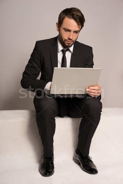 Biznesmen posiedzenia schodów pracy laptop laptop Zdjęcia stock © stryjek