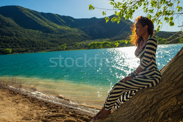 Mooie vrouw poseren boomstam mooie jonge afrikaanse Stockfoto © stryjek