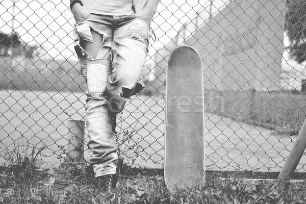 Mujer skateboard urbanas jeans femenino Foto stock © studio1901