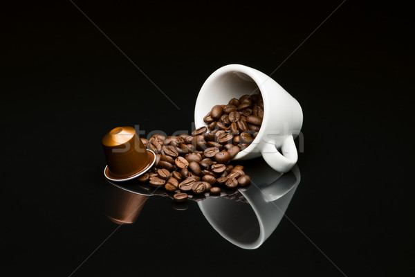 Feijões xícara de café cápsula preto reflexão café Foto stock © Studio_3321