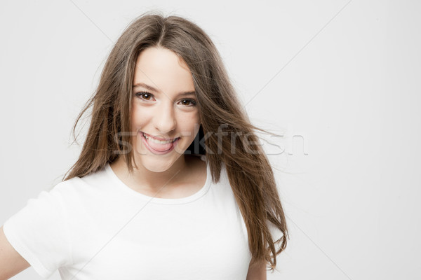 Echt jong meisje grappig gebaar meisje gezicht Stockfoto © Studiotrebuchet