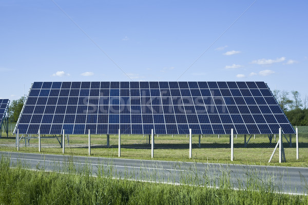Zonnepaneel verzamelaar fotovoltaïsche plant veld Stockfoto © Suljo