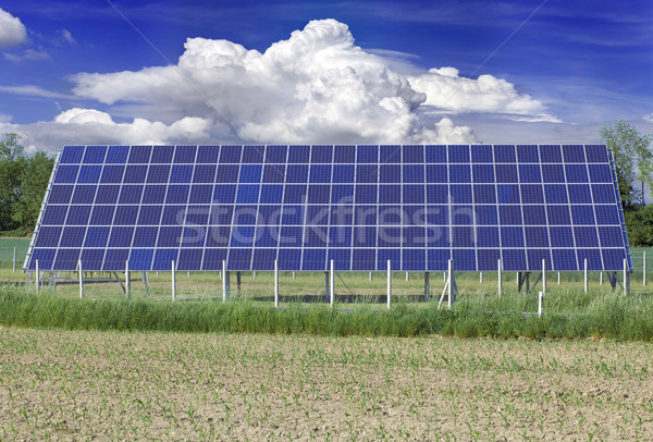 Zonne verzamelaar fotovoltaïsche zonnepaneel veld natuur Stockfoto © Suljo