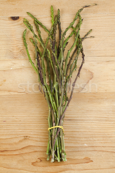 Spargel Haufen Bouquet alten Holztisch Stock foto © Suljo