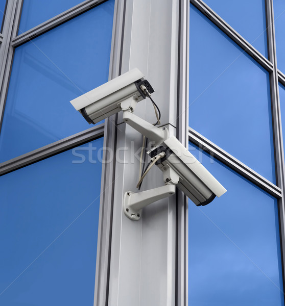 Sicherheit zwei Kameras angebracht Gebäude Ecke Stock foto © Suljo