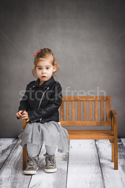 Dziewczynka posiedzenia ławce studio Zdjęcia stock © superelaks