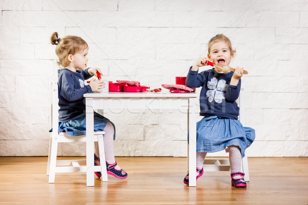 Doua fete joacă tabel jucării fată Imagine de stoc © superelaks
